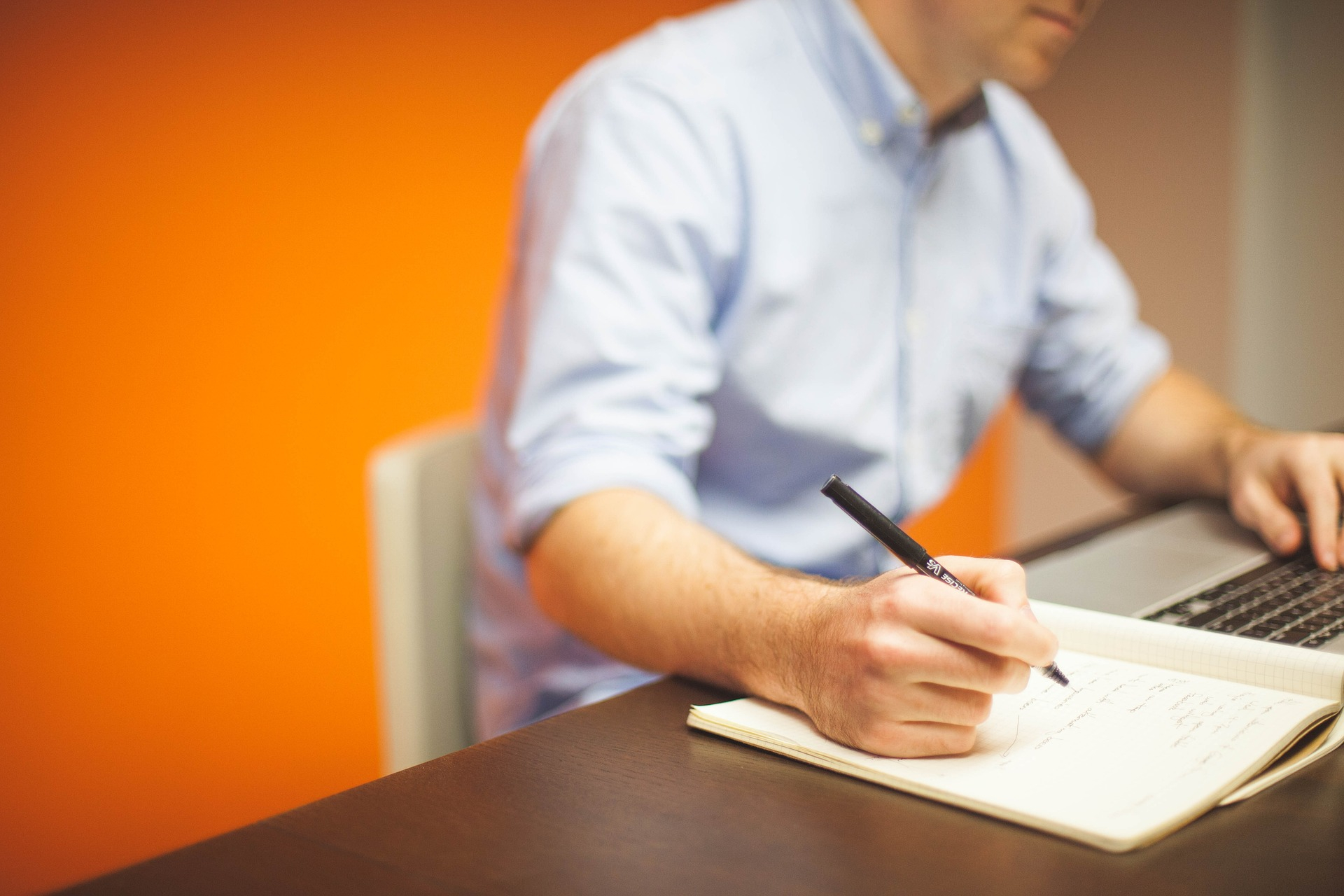 Mann, der Text mit Stift schreibt