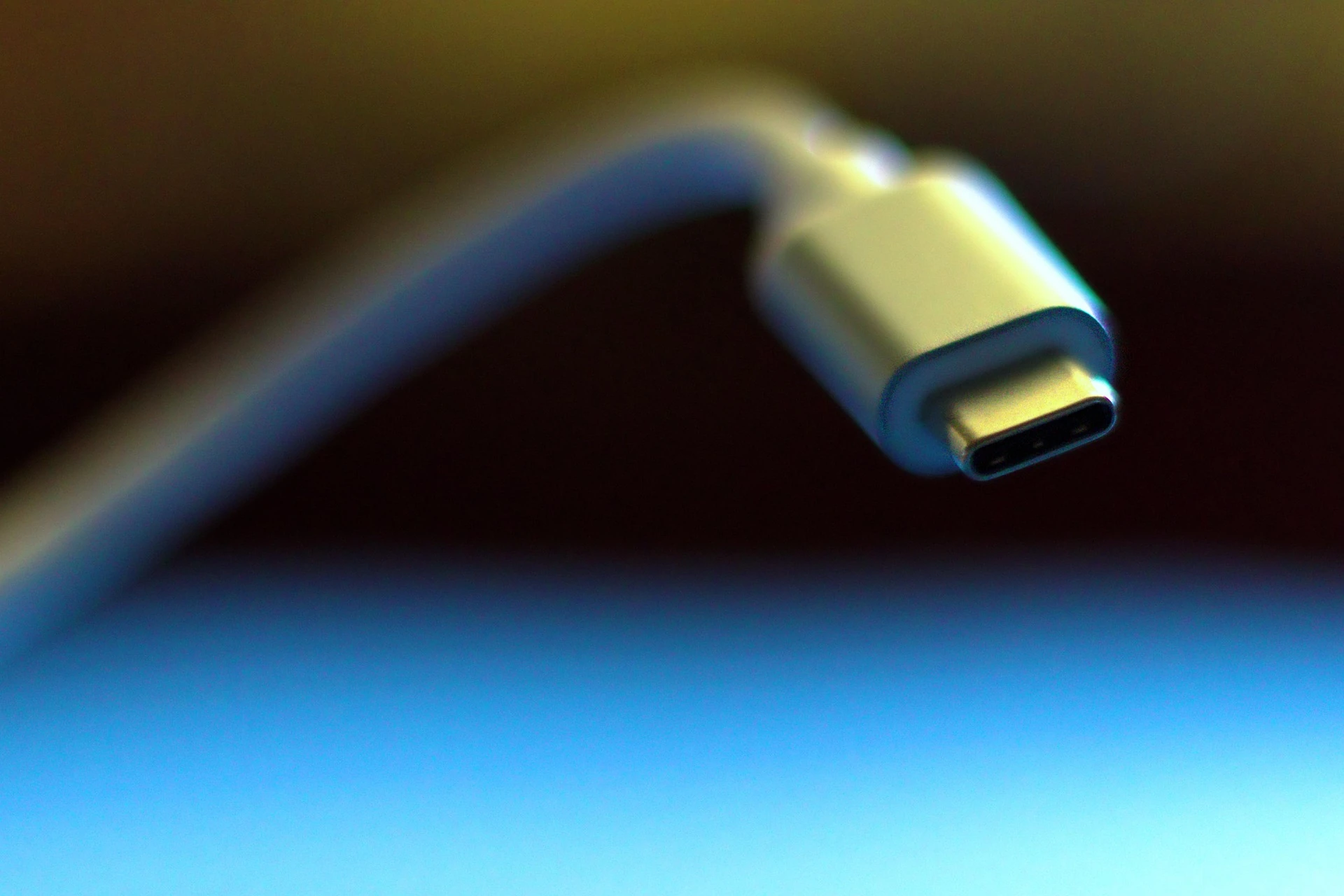 USB-C-Stecker vor blauem Hintergrund
