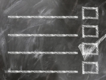 Mit Kreide gezeichnete To-Do-Liste auf Schiefertafel