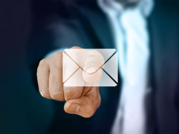 Finger, der schwebendes E-Mail-Symbol antippt